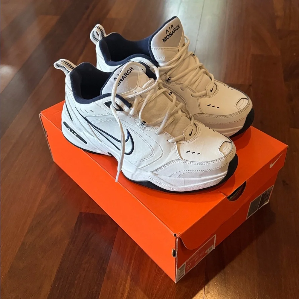Nike Air Monarch IV Size 9.5